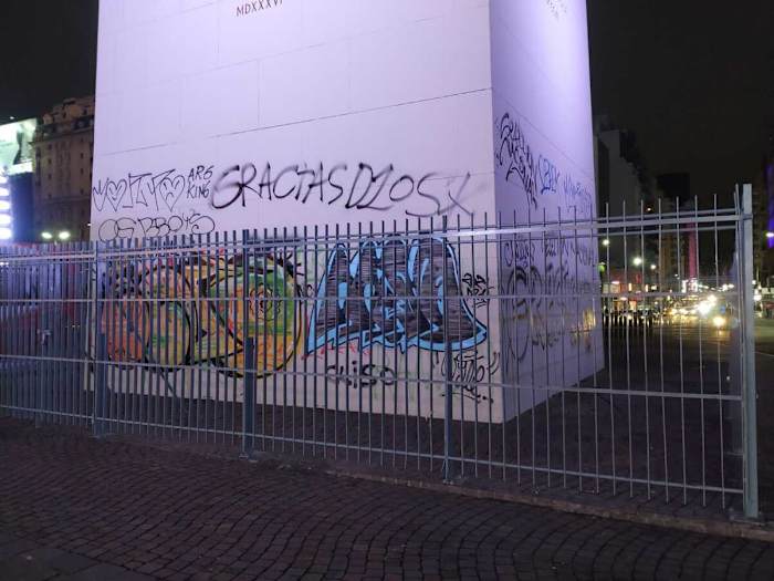 La otra cara del triunfo, destrozos millonarios en el Obelisco de Buenos Aires